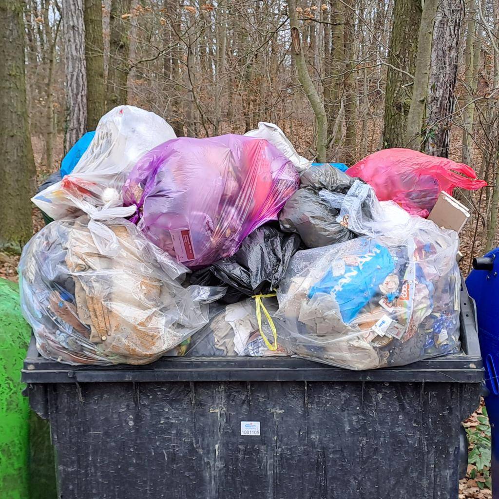 Limit produkce směsného komunálního odpadu (SKO) na obyvatele se postupně snižuje a je klíčovým pro snížení poplatku za skládkování. Limitu pro rok 2025 (160 kg na ovbyvatele) jsme dosáhli v říjnu. Skládkovací poplatek se tím zvyšuje na trojnásobek ....