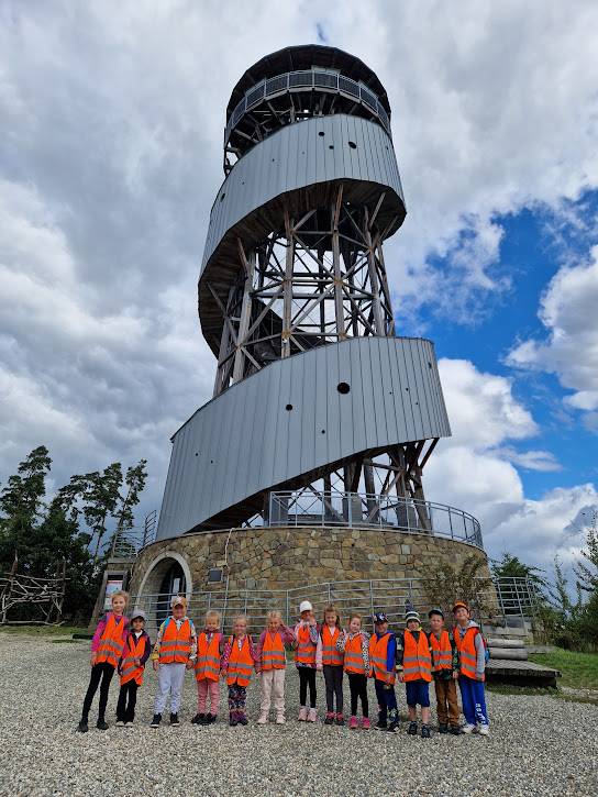 17.9. podnikly děti ze třídy Motýlků výšlap na Velký Kosíř. Odměnou za vynaloženou námahu jim byl špekáček, který si samy opekly.