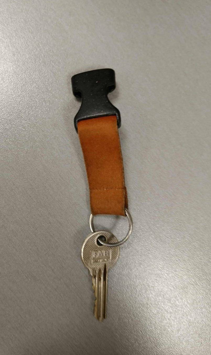 Dnes byl před místní prodejnou COOP nalezen tento klíč (foto níže). Majitel si jej může vyzvednout v prodejně.