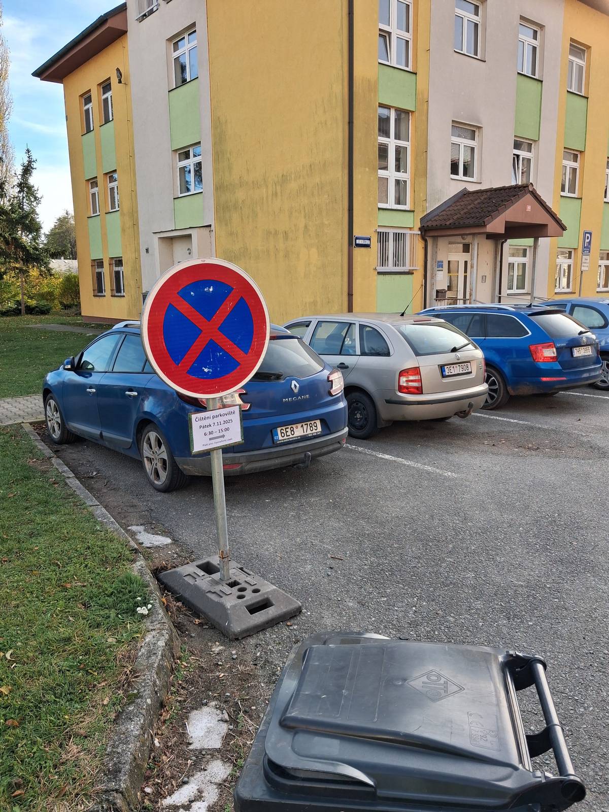 Upozorňujeme parkující řidiče na sekání a čištění parkoviště, které proběhne v pátek 7.11. 2025 od 6:30 - 15 h. Jedná se o lokalitu Mikulcova 215 a výjezd z obce u čerpací stanice.