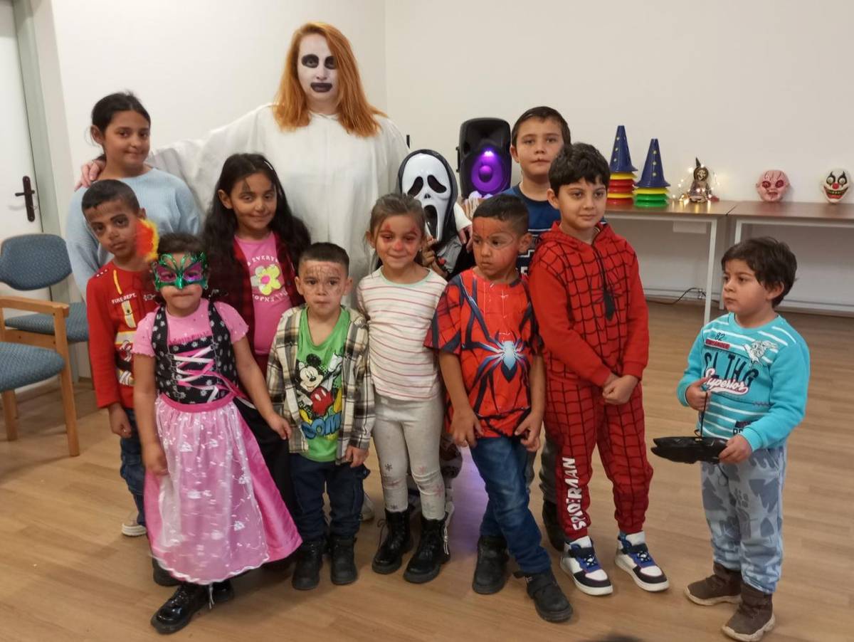 Ozvena detského smiechu a tajuplnej hudby sa niesla sálou komunitného centra. Nastal deň, kedy aj tá najplachejšia princezná môže byť hrozivá čarodejnica a najväčší nezbedník upír. Komunitné centrum sa premenilo na epicentrum Halloweenskej zábavy.