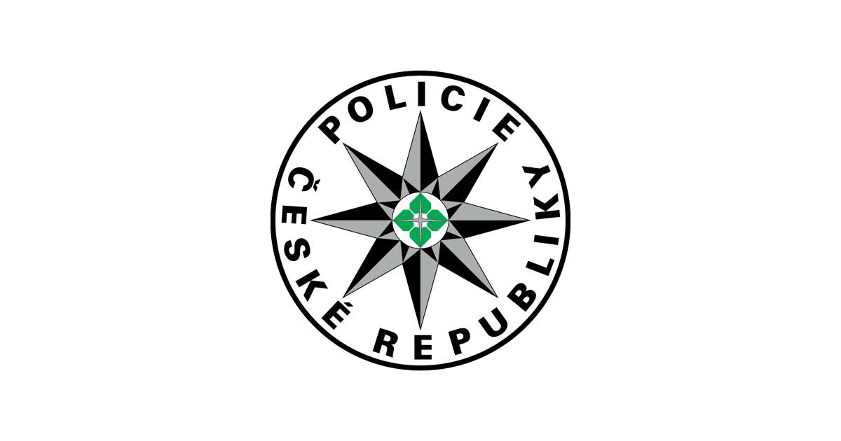 Policie České republiky varuje před rostoucí vlnou podvodů, při nichž se pachatelé vydávají za policisty, pracovníky bank nebo jiné autority. V posledních měsících eviduje Policie ČR výrazný nárůst této trestné činnosti – jen v Královéhradeckém kraji vzrostl počet případů oproti loňsku o 55 %. Podvody tohoto typu tvoří téměř pětinu všech trestných činů v kraji. Oběťmi nejsou pouze senioři, ale lidé všech věkových kategorií, s různým vzděláním i sociálním postavením. Jak podvodníci postupují?   Zavolají s historkou, že váš bankovní účet byl napaden a je nutné převést či vybrat peníze.   Nebo vám přijde SMS od „příbuzného“, který tvrdí, že má rozbitý telefon a potřebuje nutně finanční pomoc.   Často používají falešné průkazy, potvrzení ČNB a vyvíjejí silný psychický nátlak.   Snaží se přimět oběť k převodu peněz na „bezpečný účet“ nebo k předání hotovosti kurýrovi.   Pamatujte: ani policie, ani banka vás nikdy nepožádá o převod či výběr peněz! Jak se chránit?   Ověřujte si, s kým komunikujete – ať už jde o banku, úřad, známého či příbuzného.   Nereagujte unáhleně – pokud máte pochybnosti, kontaktujte svou banku nebo Policii ČR na lince 158.   Varujte i své blízké – tyto informace mohou ochránit jejich úspory i duševní zdraví.   Policie České republiky připravila také video, které si můžete stáhnout a sdílet dál – například se svými rodiči či prarodiči. Děkujeme, že pomáháte chránit sebe i ostatní před podvodníky!