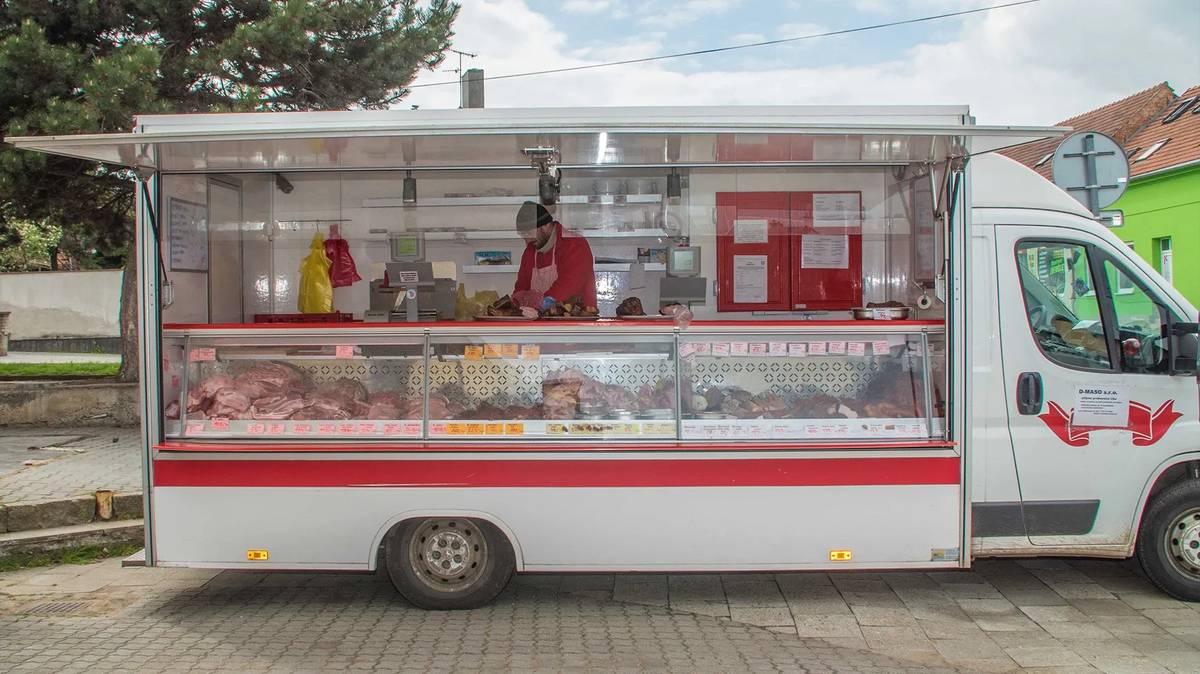 Řeznictví a uzenářství D-MASO Blažovice prodává každou středu v 11:15 hodin na horní autobusové zastávce v Rašovicích, ČERSTVÉ KUŘECÍ, VEPŘOVÉ A HOVĚZÍ MASO, TRADIČNÍ UZENINY, UZENÁ MASA A SPECIALITY.        AKCE NA LISTOPAD: Kuřecí křídla                            72,-/kg  Vepřová pečeně b.k.            169,-/kg Vepřová krkovice b.k.           169,-/kg                             Uherská klobása                   199,-/kg