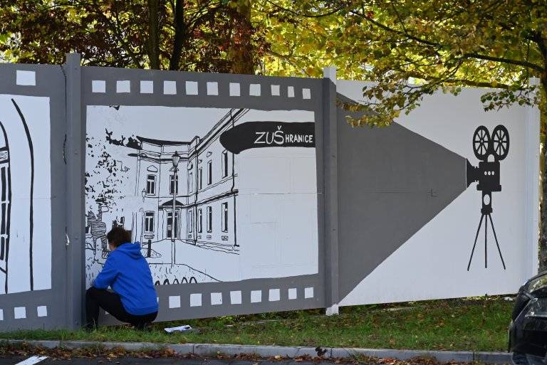 Na třicet dětí z Výtvarného oboru hranické Základní umělecké školy již dokončilo svoji práci na parkovišti v Komenského ulici u letního kina. Pod vedením učitelek Evy Vojtěškové a Pavlíny Zábranské zde na zeď okolo parkoviště namalovaly největší hranické dominanty jako například kostel, zámek, synagogu, ale i Plovárnu nebo i Hranickou propast.