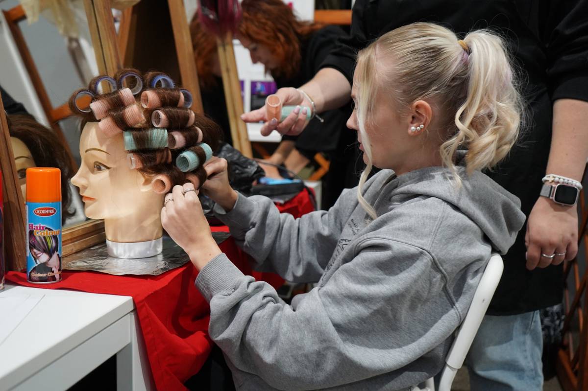 Výstaviště Zahrada Čech se už v pátek 7. a sobotu 8. listopadu promění v centrum vzdělávání, techniky a inspirace. Oblíbený veletrh Výstava škol a Techdays pomůže žákům zorientovat se v nabídce středních škol, technických oborů i budoucích profesí. Na jednom místě se tu setkají desítky škol, učilišť a zaměstnavatelů z celého regionu. Návštěvníci se mohou těšit nejen na praktické ukázky a poradenství, ale také na soutěž o atraktivní ceny, jako je iPad. Vstup je zdarma.  Páteční program zahájí komentované prohlídky. Studenti během nich projdou areálem spolu s průvodcem, který je seznámí s vystavovateli a jednotlivými obory. Každý získá soutěžní lístek a jeho vyplněním se zapojí do slosování o hodnotné ceny. Vítěz hlavní ceny si odnese iPad 11“ 128 GB, druhé místo získá LEGO® Technic lunární průzkumné vozidlo NASA Apollo a třetí poukaz na únikovou hru. Po celý pátek i sobotu bude v pavilonu B probíhat soutěž Cechu klempířů, tesařů a pokrývačů, kde si návštěvníci mohou prohlédnout práci mladých řemeslníků přímo v akci. Tradiční obory se tak představí v moderním světle a přiblíží studentům, že zručnost a praxe mají na pracovním trhu stále velkou hodnotu. Zcela novou a atraktivní součástí letošního programu se stane 3D TISK HACKATHON pořádaný Inovačním centrem Ústeckého kraje v pavilonu G. Jedná se o intenzivní 24hodinovou nonstop soutěž pro žáky středních škol, kteří se zapojí do řešení aktuálních problémů v zajímavé a atraktivní oblasti pomocí 3D tisku. Týmy budou podporovány mentory z oblasti 3D tisku a zdravotnictví, kteří je povedou k vytvoření prototypů s důrazem na praktičnost a reálné využití. Soutěž vrcholí prezentacemi projektů před odbornou porotou. K zapojení do soutěže je nutná registrace předem. Více informací k dispozici na www.mkz-ltm.cz. Veletrh vzdělání se koná ve spolupráci Městských kulturních zařízení (MKZ) Litoměřice s partnery jako Okresní hospodářská komora Litoměřice, Hospodářská a sociální rada Litoměřicko, město Litoměřice, Ústecký kraj, Inovační centrum Ústeckého kraje, Úřad práce České republiky a další. Zpracovala: Aneta Břeňová, PR manažer MKZ