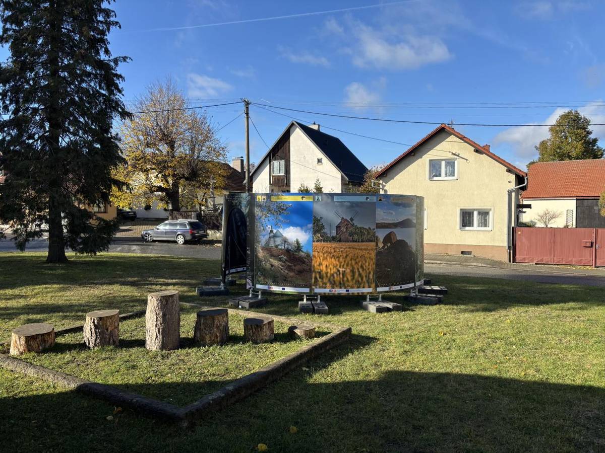 Informace o venkovní výstavě na návsi v Březové