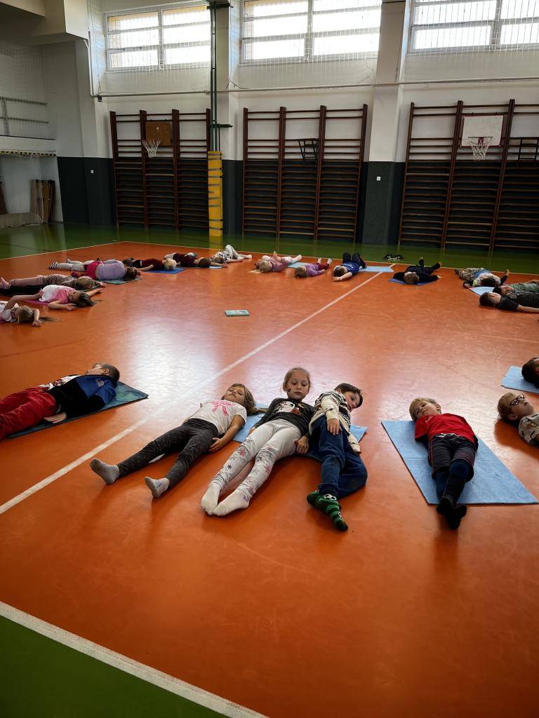 Ve školní družině proběhla v pondělí 3.11. lekce jógy, kterou vedla zkušená lektorka paní Helena Davídková.