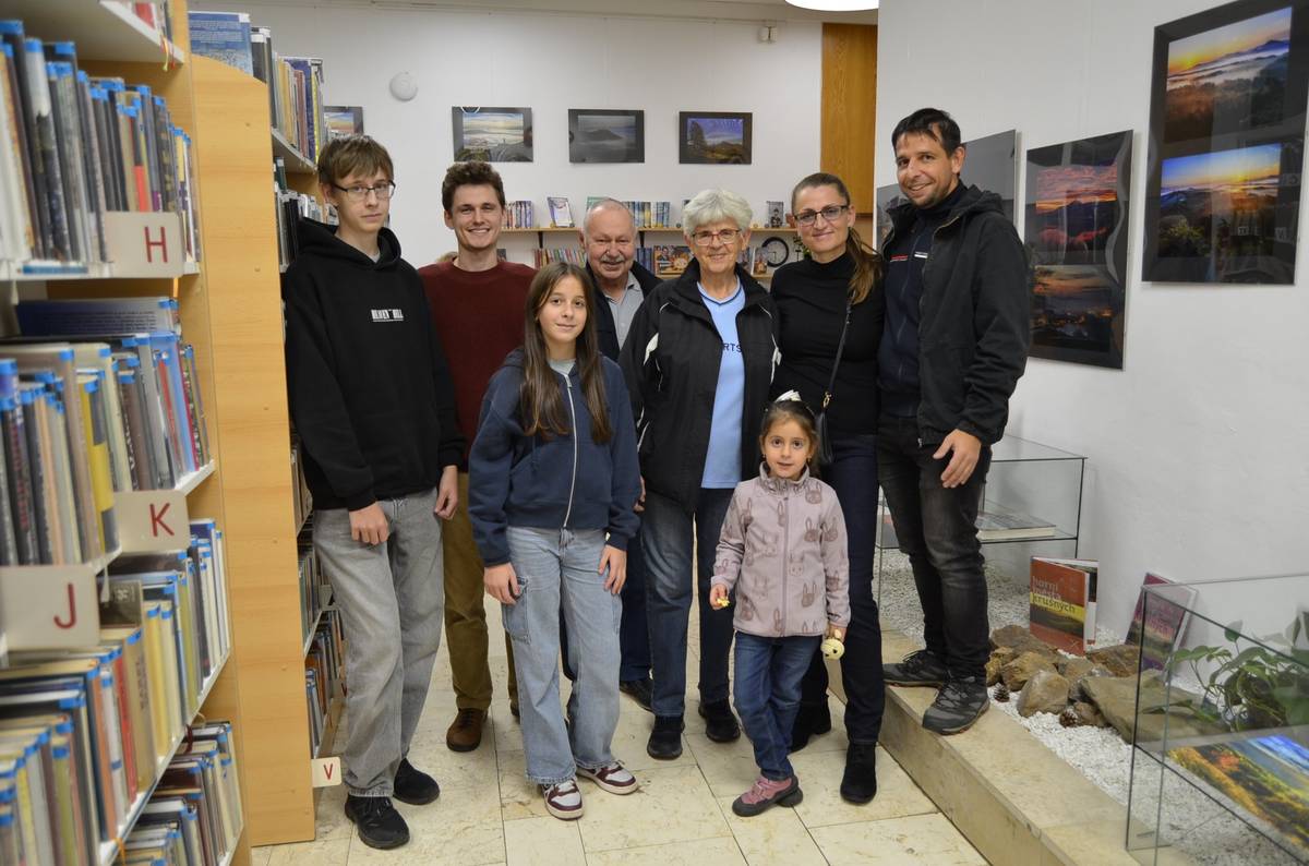 V pondělí 3.listopadu v odpoledních hodinách proběhla vernisáž fotografií pana Josefa Tumy.     Příjemné a pohodové setkání kolegů, rodiny, známých i ostatních návštěvníků zajistilo krásný kul-turní zážitek.    Výstava je ke shlédnutí až do května 2026 v otvíracích hodinách městské knihovny Meziboří.