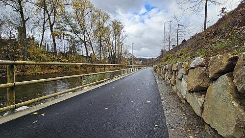 Zástupci Jihočeského kraje, města a stavební firmy v pondělí 3. listopadu slavnostně otevřeli další etapu Vltavské cyklostezky v části Pod Kamenem. Nový úsek o délce 720 metrů nabízí pohodlné, bezpečné i esteticky působivé vedení trasy podél řeky Vltavy.