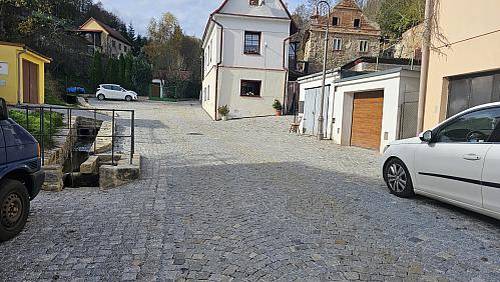 Krásné údolí prošlo v uplynulých měsících zásadní obnovou. Právě skončila rozsáhlá rekonstrukce, která zahrnovala nejen obnovu inženýrských sítí, ale také novou podobu komunikací a veřejného prostoru. Obyvatelé této části města se tak dočkali modernějšího a zároveň citlivě upraveného prostředí, které respektuje historický charakter lokality.