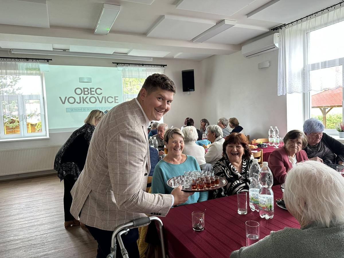 Říjen byl v naší obci opravdu pestrý! Podívejte se, co se všechno událo: 👵 2. 10. – Setkání seniorů Na začátku měsíce se uskutečnilo tradiční setkání našich seniorů v prostorách školy. Účast byla krásná a atmosféra velmi přátelská. Velké poděkování patří paní Budinské za výborný oběd, který přispěl k rodinnému duchu celé akce. Starosta obce vystoupil s prezentací o dění ve Vojkovicích — shrnul akce a projekty, které se v uplynulém období podařilo uskutečnit, a představil také to, co nás čeká v nejbližší době. Program doplnilo vystoupení dětí ze ZŠ Dobratice, které přítomným udělaly velkou radost. 🗳 3.–4. 10. – Volby do Poslanecké sněmovny Ve Vojkovicích byla vysoká volební účast: 76,26 %. Děkujeme všem, kdo přišli volit! ✅ 📊 Nejvíce hlasů získalo ANO (45 %), za nimi SPOLU (16 %) a Piráti (8 %) a další ... 🪁 3.10 - Drakiáda Děti si na hřišti užily krásné odpoledne plné barevných draků. Počasí vyšlo, radost byla veliká! 🌳 10. 10. – Sázení stromků a cibulovin Společně s Hyundai jsme vysadili nové stromky a jarní cibuloviny u nového parkoviště naproti obecního úřadu. Na jaře se naše obec rozzáří barvami! Více se můžete podívat v přiloženém videu.  https://www.youtube.com/watch?v=fbJiTclGsIE  🎭 26. 10. – Divadlo pro děti V Pivovaru Koníček se uskutečnilo divadlo s pohádkou O Smolíčkovi pod záštitou Obce. Dorazilo kolem 70 diváků a děti si představení opravdu užily. 💛 Děkujeme všem.  ✨ A už se moc těšíme na předadventní jarmark 22. 11. 2025!