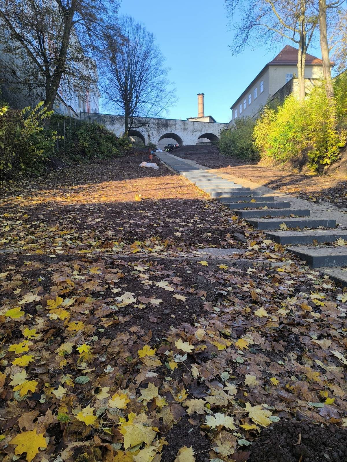 Broumov, 04.11.2025 Nyní se osazuje zábradlí a probíhají elektrikářské práce pro veřejné osvětlení. Tento týden by se měl osazovat mobiliář do prostoru schodiště. Příští týden bude zahájeno přejímací řízení a uvidíme, kdy bude kolaudace, ale předpokládáme po 20.11.2025 zpřístupnění prostoru. Revitalizace tohoto prostoru je součástí projektu „Náš cykloregion II.“ s registračním číslem CZ.11.02.01/00/23_004/0000054, který je podpořen z výzvy programu INTERREG Česko – Polsko 2021–2027.