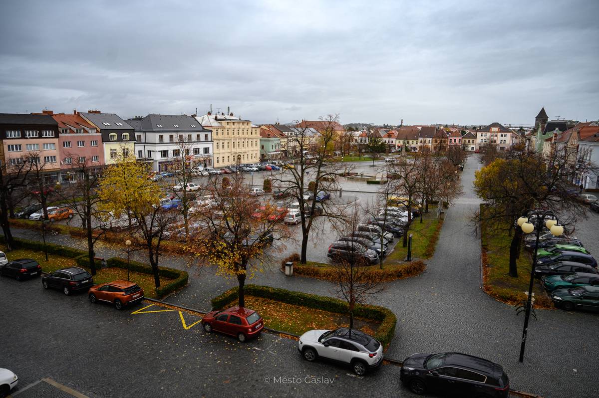 Habry na náměstí byly napadeny houbovou chorobou, která způsobila jejich postupné odumírání. Dnes 3. listopadu proto dochází k jejich pokácení. Počet stromů v centru města se tím však nesníží. Za každ...