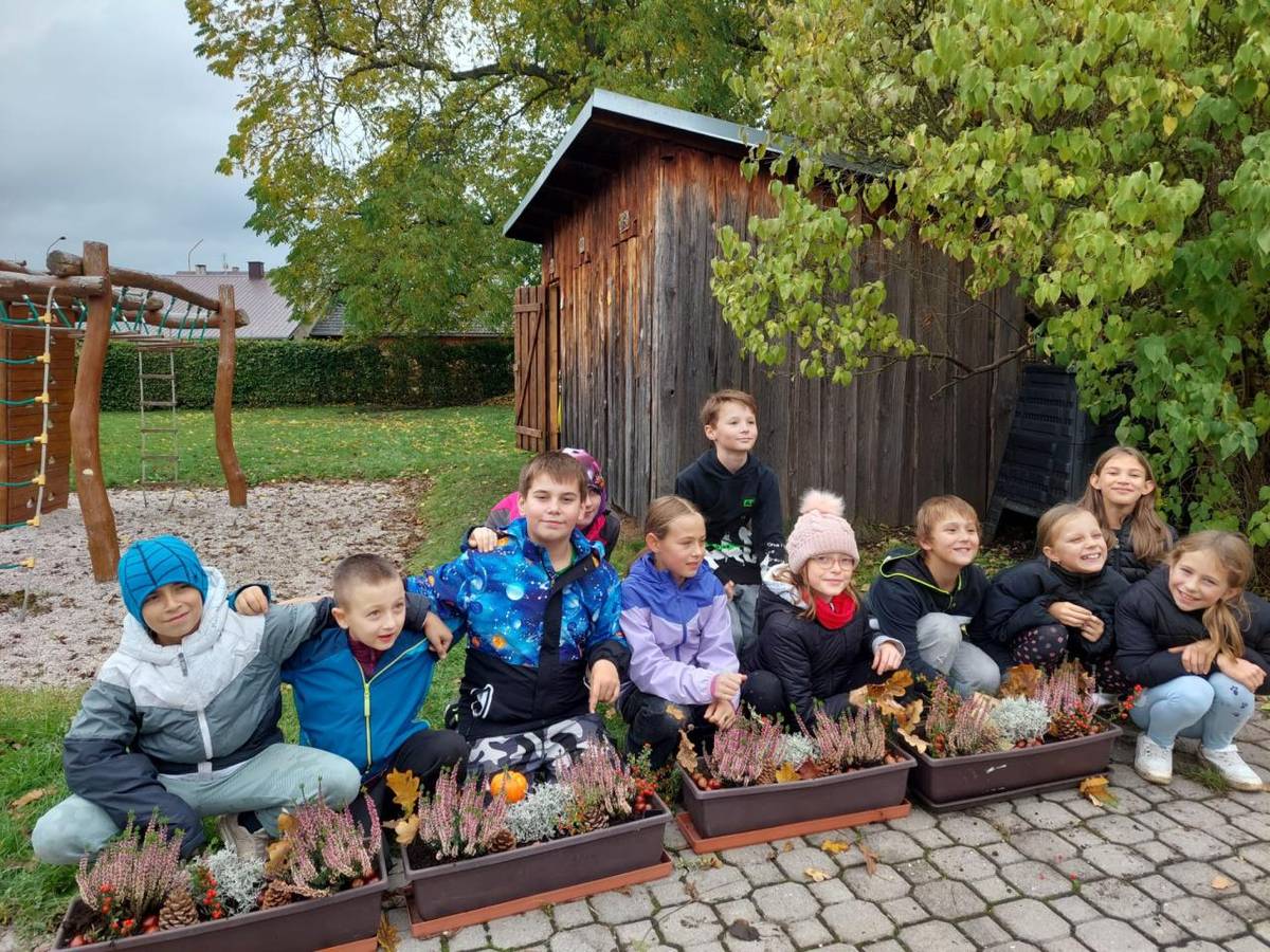 S paní učitelkou Anetkou Hirmanovou. Krásně jste nám to tu vyzdobili!