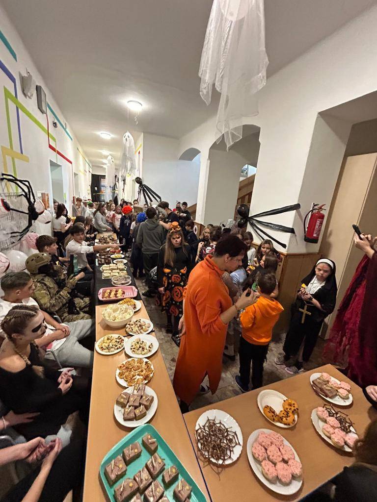 Halloween, který se konal v pátek 31. října 2025, zaznamenal na naší škole opět velký úspěch! Žáci deváté třídy se tradičně postarali o výzdobu, občerstvení a dárky pro nejmladší spolužáky. Novinkou letošního ročníku byla soutěž s různými stanovišti, kterou připravily žákyně deváté třídy.