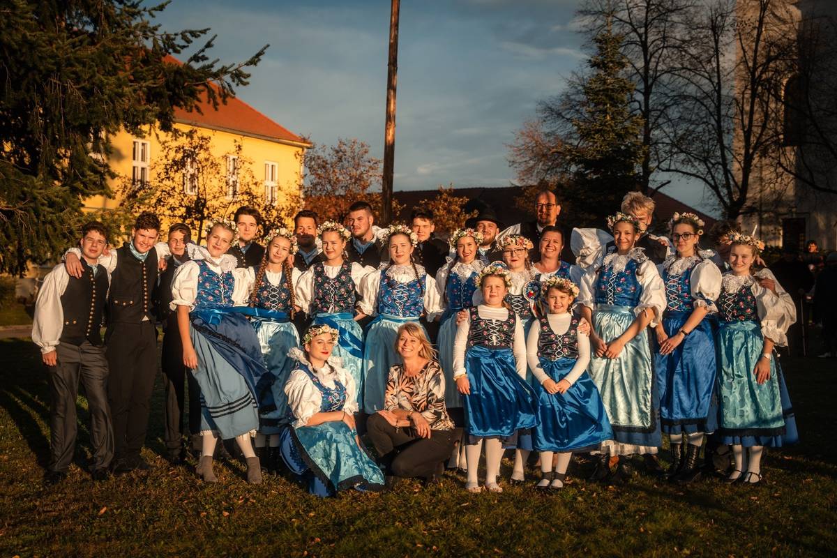 Zpráva o činnosti   Přináším Vám zprávu o činnosti za uplynulé 2 týdny:   -        Proběhla nám zde kontrola výkonu opatrovnictví z Jihomoravského kraje, -        DSO Jevišovicka připravuje Místní energetickou koncepci našeho regionu, materiál bude přístupný všem firmám a občanům po schválení, -        Opět jsme tady měli audit z Jihomoravského kraje a je vše OK, -        Znojemské Podhorácko uspořádalo v Jevišovicích a okolních obcí projekt RENEW, -          Pro rok 2026 se opět připravuje anketní dotazník pro památkovou zónu Jevišovice, -        Probíhá podzimní úklid městečka – tj. úklid hřbitova, ulic, zametání, -        Nakoupili jsme také nové nádoby na posyp, -        Rekonstruovali jsme koryto potoka na Podolí, -        Bylo uspořádáno několik kulturních akcí – Strašidelná stezka, Klubík atd. -        BYLO POSVÍCENÍ 2025 😊   A mnoho dalšího se událo v našem městečku – vše můžete sledovat na našem FB nebo v MUNIPOLIS. Přeji krásný den   PM