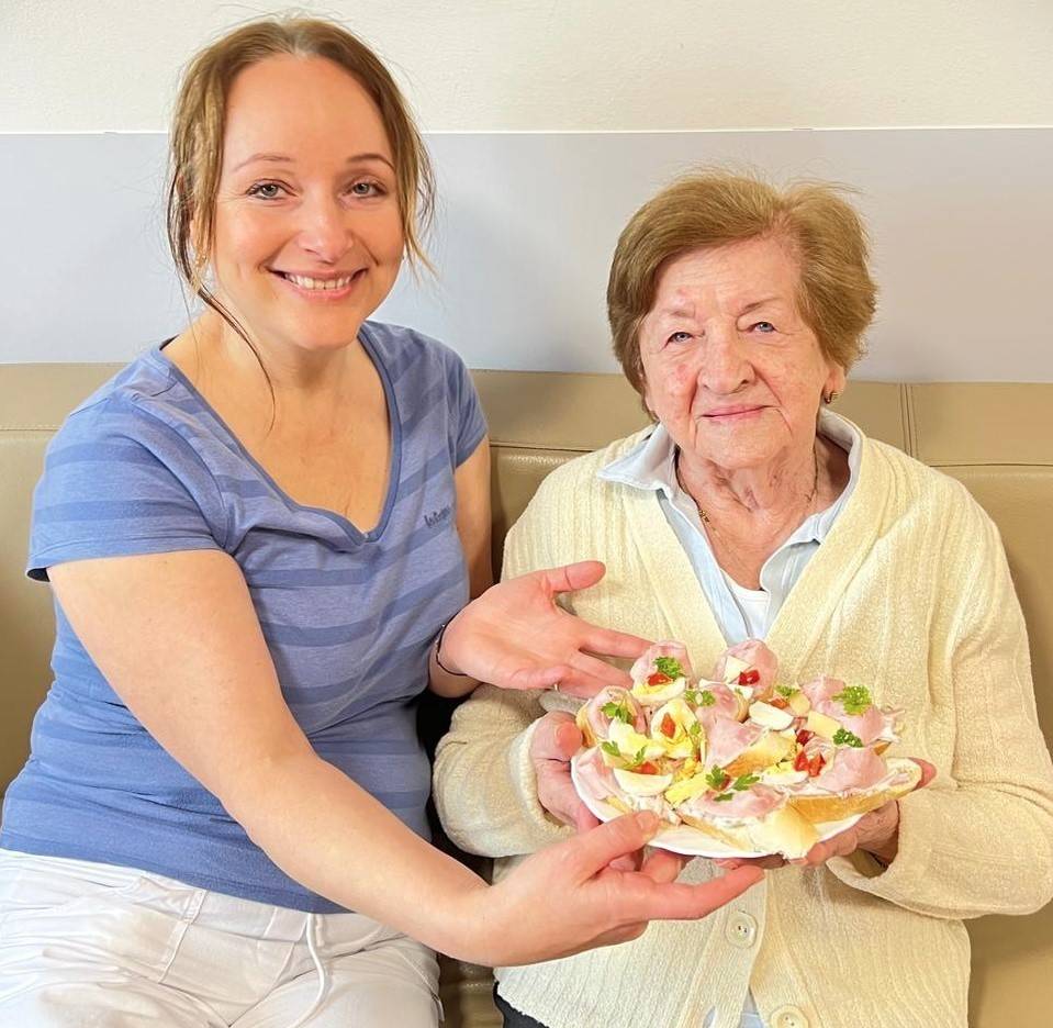 V našem domově se snažíme vytvářet příležitosti, při kterých mohou naši senioři rozvíjet svou tvořivost a zároveň si užít společné chvíle v příjemné atmosféře.  Tentokrát se odpoledne neslo v duchu dobré nálady, šikovných rukou a chuti tvořit.