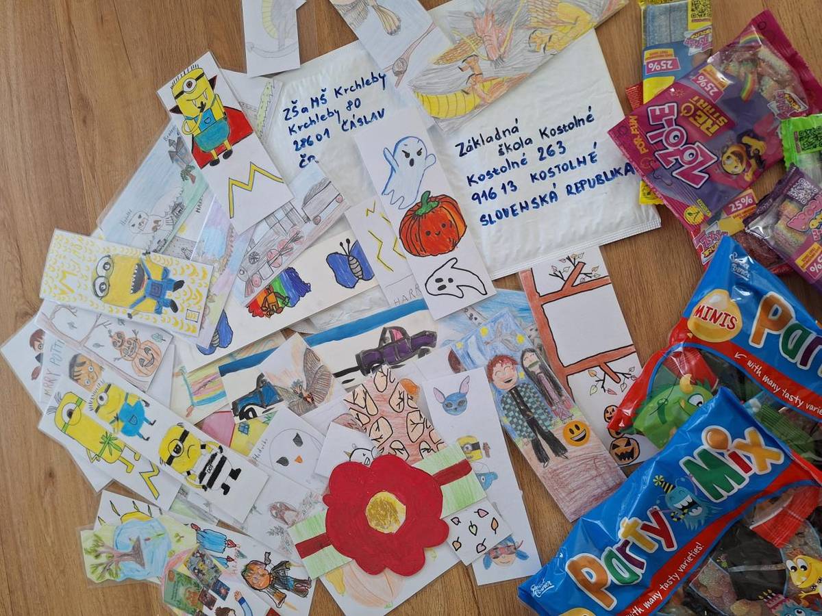 Opět jsme se zapojili do česko-slovenského projektu Záložka do knihy spojuje školy. Letošním tématem bylo Cestování napříč knižními příběhy, takže záložky jsou plné létajících koberců, košťat, duchů, draků, sov, kouzelníků i Mimoňů. Posíláme na Slovensko a moc se těšíme na záložky ze ZŠ v Kostolném!