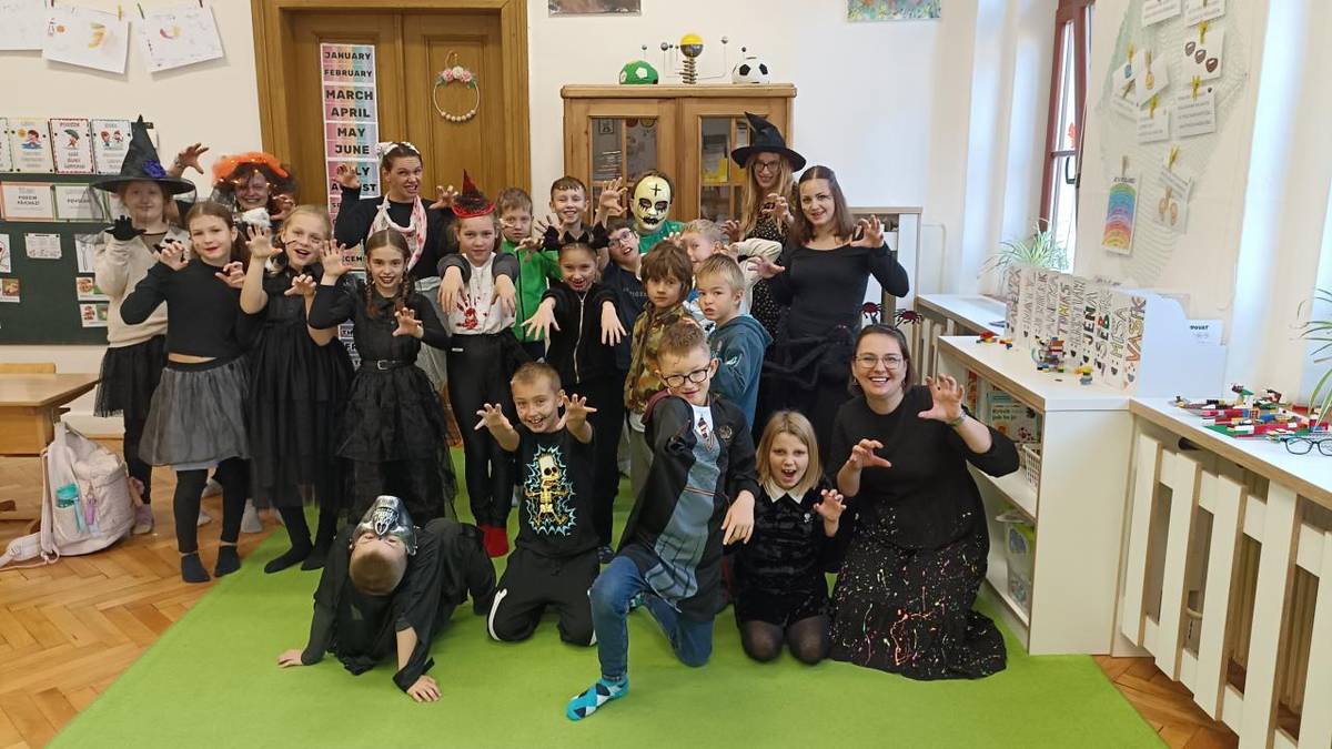 Děti si připomněly význam Halloweenu a Dušiček a společně vytvářely a prezentovaly skupinové projekty na toto téma.