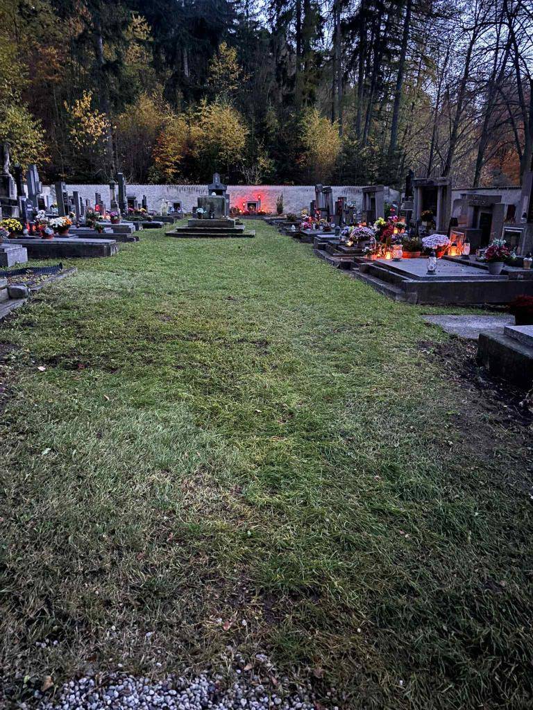 Krásný druhý listopadový den, v tento den se slaví Památka všech zemřelých, spojená se vzpomínkou na mrtvé. Podle náboženských představ modlitby živých pomohou zemřelým, duším dlícím v Očistci, k očištění od hříchů na cestě do Nebe. Proto náš i náš hřbitov je uklizen a připraven k uctění památky.