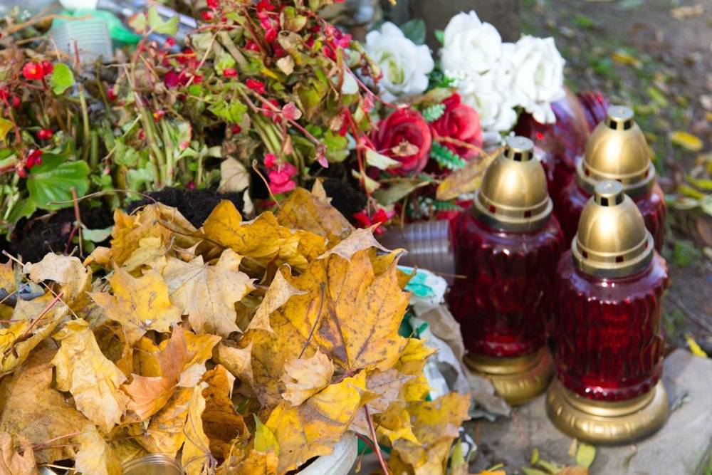 Menej je niekedy viac  Úcta k zosnulým sa nemeria množstvom kahancov ani veľkosťou kytíc. Spomienka môže byť jednoduchá, no úprimná – tichá chvíľa, modlitba či zapálenie jednej sviečky.  Nezabúdajme, že rešpekt voči prírode je tiež formou úcty voči životu, a tým aj voči našim zosnulým.