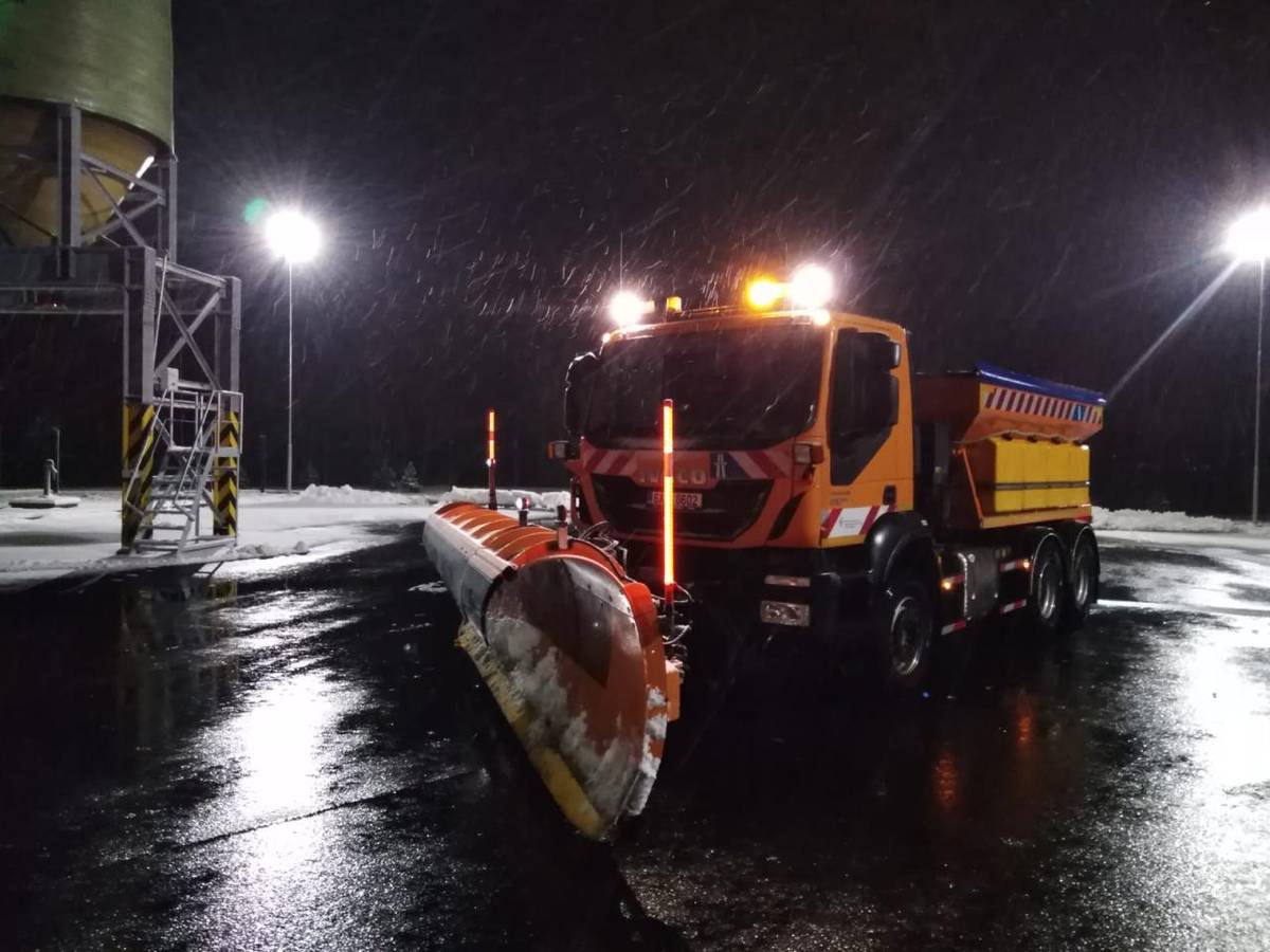 Ředitelství silnic a dálnic (ŘSD) má pro nadcházející zimu připravených 55 000 tun soli, 1,1 milionu litrů solanky a 213 sypačů.