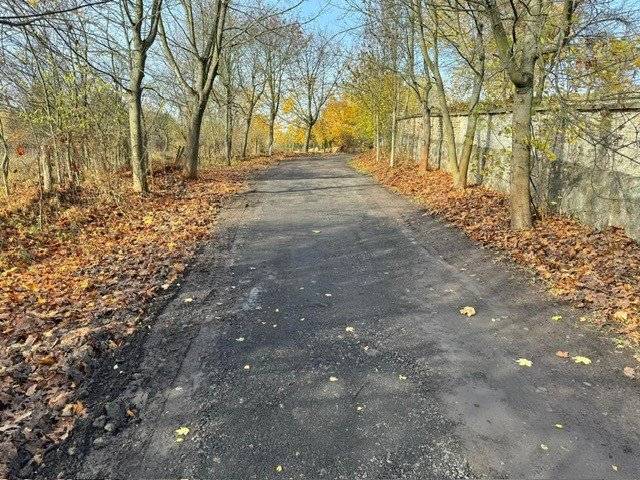 Byla provedena oprava rozježděné cesty ke hřbitovu.