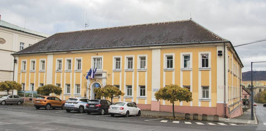 Po dlouhé a náročné projektové přípravě začne počátkem listopadu rozsáhlá rekonstrukce budovy městského úřadu na náměstí E. Beneše. Objekt se dočká nové střechy, opravy fasády i výrazných změn dispozic v interiéru. Lepší bezbariérovou dostupnost pro občany zajistí zcela nový výtah.