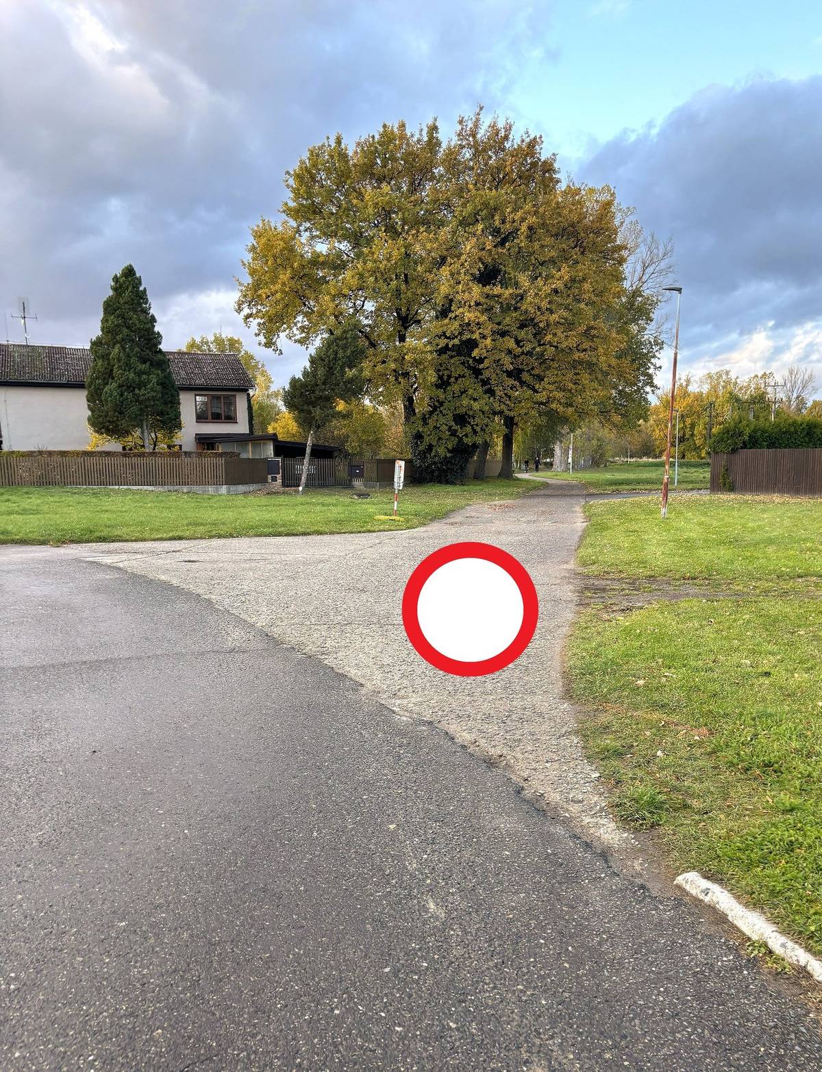 ❗️ Od příštího týdne (od pondělí 03.11. do pondělí 17.11.2025) se bude opravovat křižovatka ulic Maredova a Za Slabých.  ⭕️ Křižovatka nebude průjezdná pro motorová vozidla, ale pěší a cyklisté projdou nebo projedou přes travnatý pás.  Děkujeme za pochopení, odměníme vás novým asfaltovým povrchem ✅