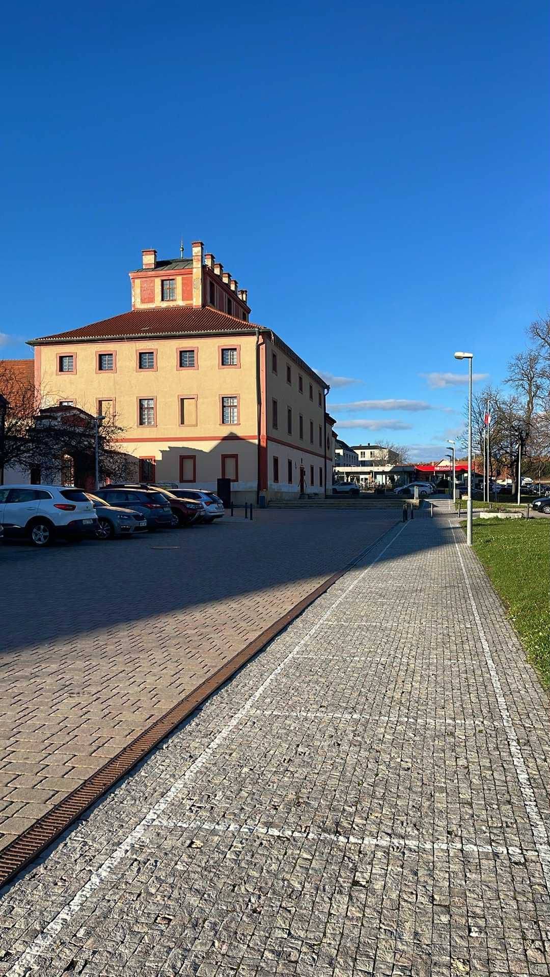 🕊 Připomněli jsme si vznik samostatného československého státu.     🚌 Podnět od občanů týkající se zpoždění a posílení autobusových linek byl městem předán ROPIDu.     💍V obřadní síni zaznělo dvakrát „ano“. Novomanželům přejeme hodně lásky a štěstí.     💻 Finanční odbor absolvoval školení k místním poplatkům.     💼 Pracovalo se také na dokončení pravidel k participativnímu rozpočtu, který občanům umožní se jednodušeji zapojit do rozhodování o zlepšení města prostřednictvím Portálu občana.     🎭 V sokolovně proběhlo divadelní vystoupení Rodinná porada – černá komedie plná napětí, absurdity i překvapení!     🧹Děkujeme Technické služby Hostivice za pečlivý úklid hřbitovů a památníků, které se díky nim staly důstojným místem vzpomínek.