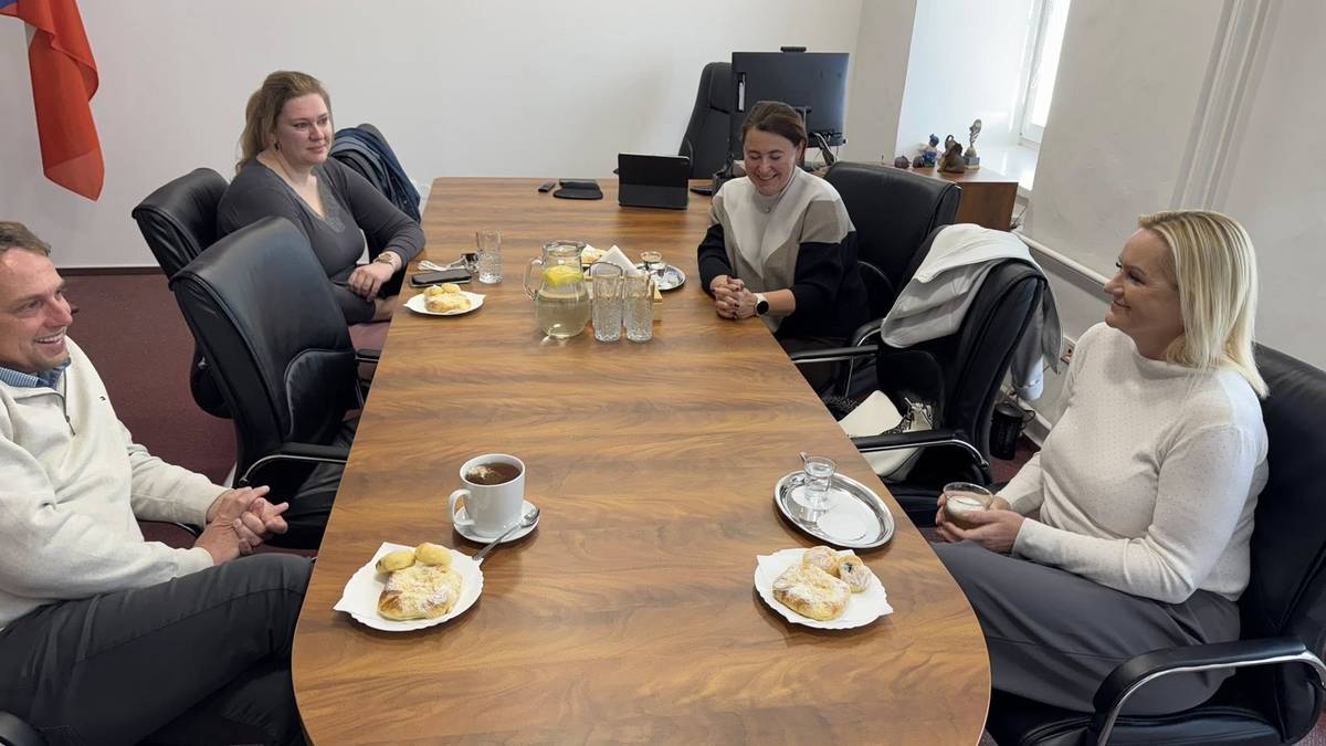 V pátek 31. října nás poctila svou návštěvou paní Mgr. Petra Šimečková, členka Rady Pardubického kraje, která má na starosti majetek a cestovní ruch.  Měli jsme tu čest představit jí některé nové projekty naší obce — například jsme projeli jeden z novějších projektů – Hraběcí stezku, která byla finančně podpořena Pardubickým krajem. Jedná se o nádhernou procházku s výhledy, milými zastaveními a soutěží pro děti. Už jste tam také byli? Pokud ne, tak si návštěvu Hraběcí stezky mezi Králíky a Horní Orlicí určitě naplánujte. 🌲🚶♀️ Těší nás, že kraj sleduje a podporuje rozvoj Červené Vody a že můžeme společně hledat cesty, jak naši obec posouvat dál. 💚 Petra Šimečková