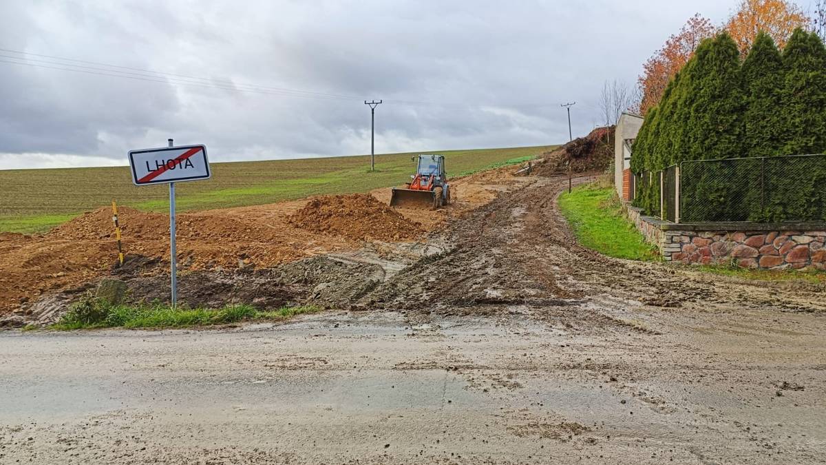 Obec Lhota informuje občany, že situace ohledně navážky v uvedené lokalitě  je v současné době v šetření příslušných orgánů. Věc řeší všechny dotčené odbory – odbor dopravy, stavební úřad, odbor životního prostředí, CHKO Křivoklátsko a Správa a údržba silnic Kladno. Podle dosavadních zjištění nebylo vydáno žádné povolení k provádění navážky ani jiných stavebních či zemních prací v této lokalitě. Na místě již opakovaně zasahovala Policie ČR z důvodu porušování dopravních zákazů. O věci je informován také dopravní inspektorát, který přislíbil zahájení správního řízení ve věci možného porušení zákona. Obec situaci dále sleduje a bude občany informovat o všech nových skutečnostech, jakmile budou známy. Věra Nedvědová starostka obce