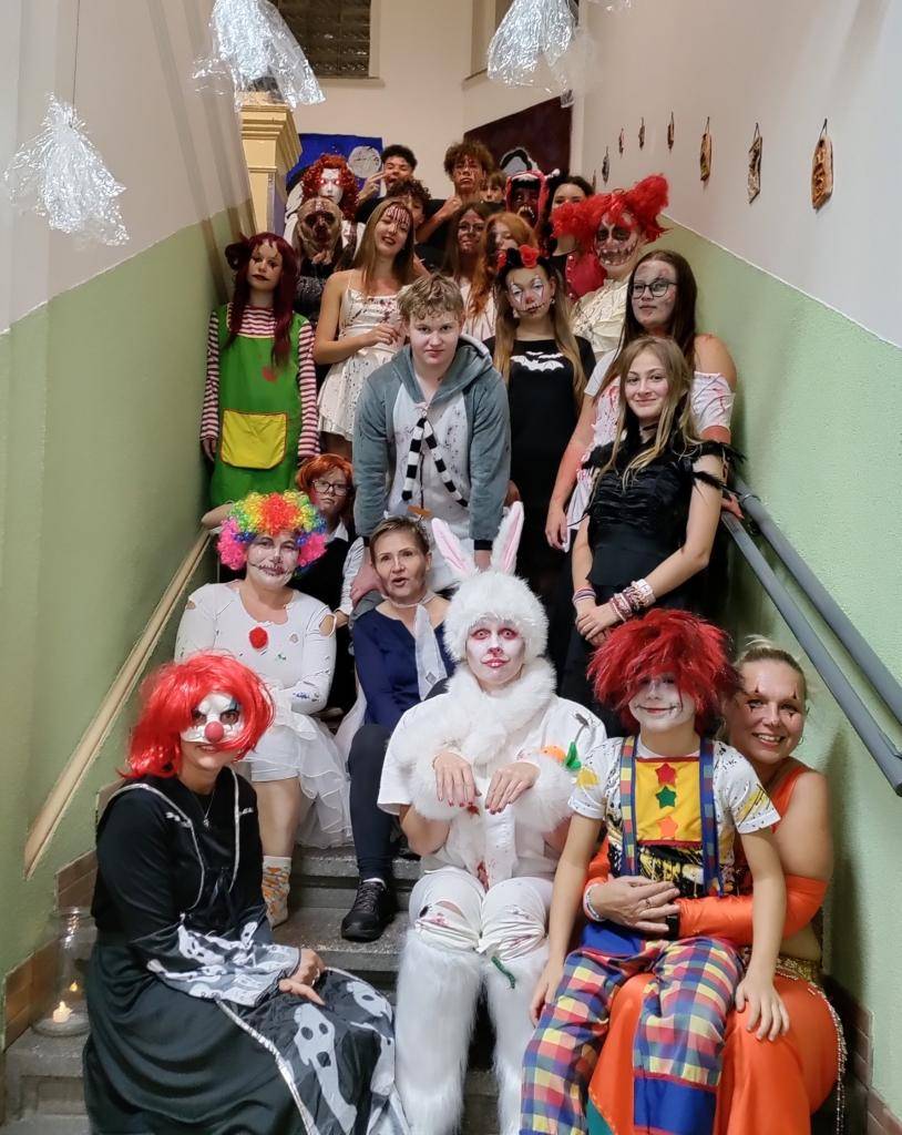 Říjen byl pro naši devátou třídu pestrý a nabitý událostmi. Tak to pojďte okouknout.