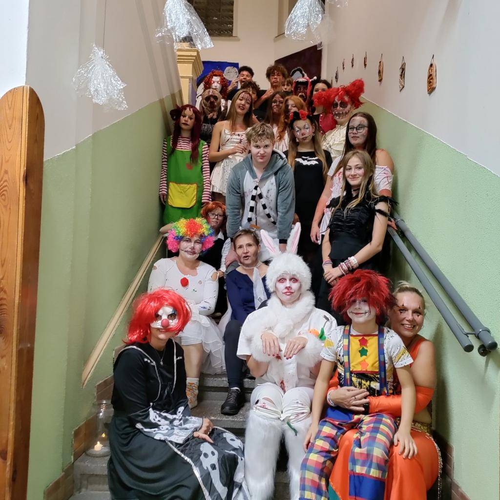 Ve čtvrtek 30. října připravili žáci deváté třídy pro své mladší spolužáky ze sedmých a osmých tříd halloweenskou akci s názvem „Zapovězený cirkus“. Školní chodby a učebny se proměnily v tajemné prostředí manéže plné klaunů, akrobatek, kouzelníků a principálů, kteří vítali návštěvníky už u vchodu.