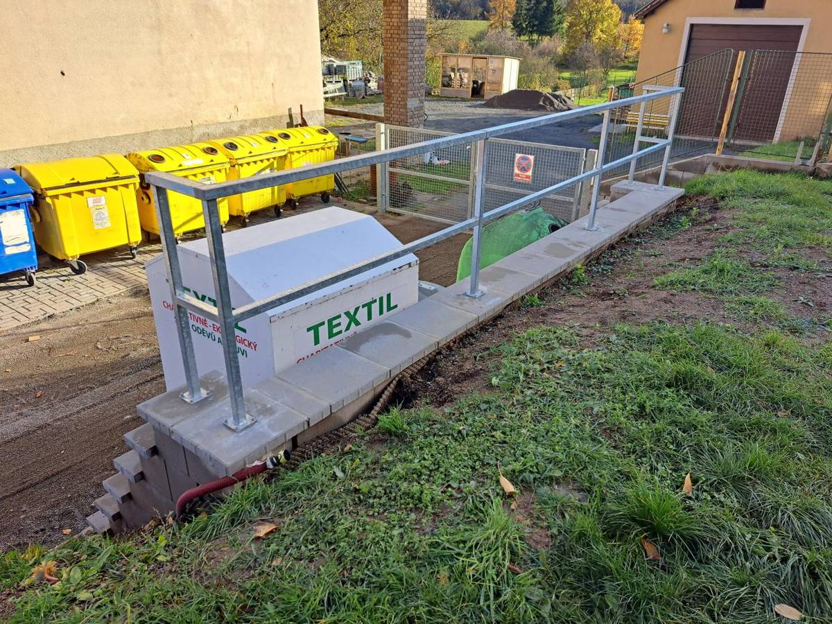 V minulém týdnu bylo dokončeno nové místo pro kontejnery na tříděný odpad, z vrchu opatřené zábradlím proti pádu osob, současně byla opravena příjezdová cesta a vybudováno místo pro zřízení výdejního zásilkového box od firmy OX Point.