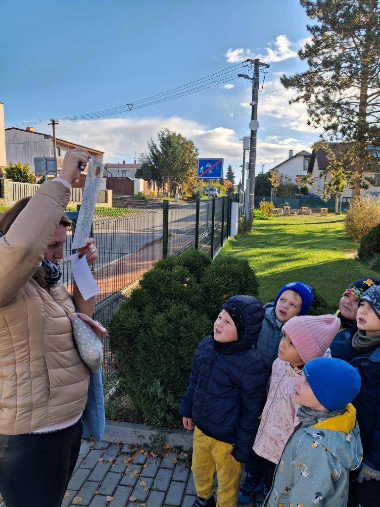 Sovičky si pro své kamarády z 1. třídy připravily stopovačku. Procvičovali jsme vše, co k podzimu patří. Dokonce se nám ukázala i duha.