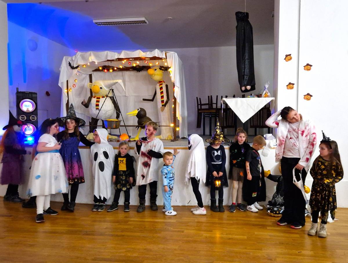 V sobotu 1. listopadu 2025 proběhlo v Penzionu a restauraci Eden odpoledne pro děti v halloweenském duchu. Před 15:00 hodinou začala do restaurace přicházet malá i větší strašidýlka a různé jiné tajuplné bytosti. Nejdřív všechny přivítal strašný King Kong a královna Zloba.