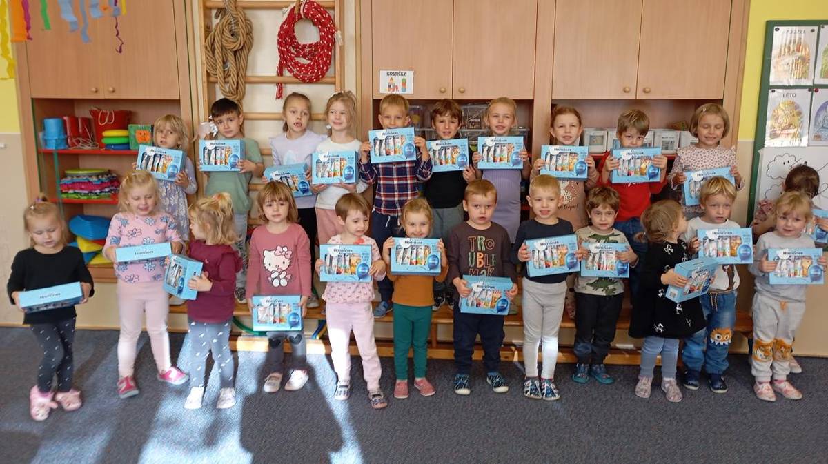 S dětmi jsme prožili spoustu zábavy a nových zážitků. Hráli jsme hry v tělocvičně, tvořili jsme na téma podzim a pracovali jsme ve skupinách. Pekli jsme brambory a jablečný štrúdl, jejichž vůně nám krásně provoněla třídu.