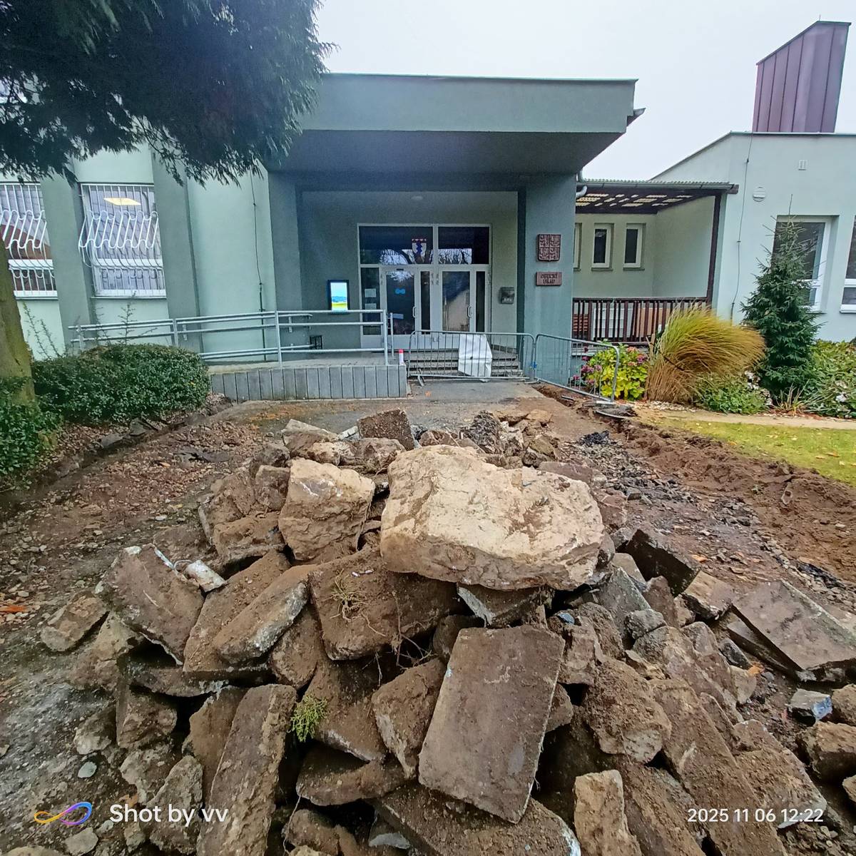 6.11. byly zahájeny stavební práce na opravě povrchu příjezdů ke kulturního domu. Pro průjezd obcí prosím přednostně využívejte trasu po hlavní ulici přes kruhový objezd. Z důvodu bezpečnosti žádáme kolemjedoucí o úpravu rychlosti. Rodiče dětí navštěvujících kroužky v kulturním domě dále žádáme, aby osobní auta neparkovali před budovou, ale na parkovišti k tomu určenému, nebo dále v obci. Přístup do KD po dobu stavby bude možný pouze po bezbariérové rampě z parkoviště. Děkujeme za pochopení!