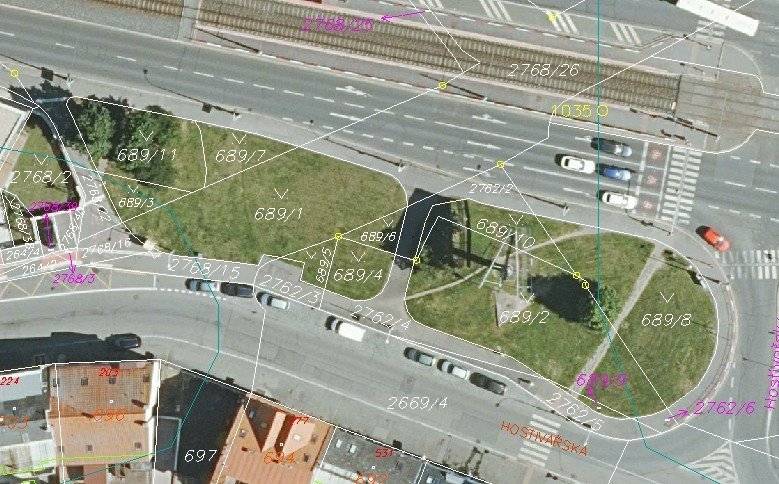 Venku je sice brzy tma, ale i přesto stojí za to si vyjít ven. MÁME TU MĚSÍC LISTOPAD, PODZIMNÍ ČAS, KTERÝ JE NEJIDEÁLNĚJŠÍ K VÝSADBĚ STROMŮ. Na nové stromy se můžete těšit i na území spravovaném Městskou částí Praha 15. Na katastrálním území v Hostivaři už výsadby probíhají, jedná se celkem o 15 stromů. Nejvíce jich bylo vysazeno na ploše mezi ulicí Horolezecká a Bělinského. V celkovém počtu se také nachází stromy, které nahrazují stávající stromy, které byly poškozeny vandaly. Snažíme se vysazovat rozmanité druhy pro zvýšení biodiverzity a větší schopnosti prostředí se adaptovat na změny klimatu. Na území Hostivaře dále určitě stojí za zmínku kultivace části Maratova náměstí, které máme ve správě. Vzniknou zde trvalkové záhony, zálivy s keři, květnatá louka a přes vysoké množství inženýrských sítí se nám zde podařilo umístit další dva stromy. Z květnaté louky se budete nejvíce těšit za dva roky, ale už nyní Vám můžeme prozradit, že se bude nacházet přibližně v místě bývalého rybníka, na který bude symbolicky odkazovat. Na katastrálním území Horní Měcholupy se můžete těšit na 33 nových stromů. Z toho 4 břízy pro lepší ujmutí budou vysazeny na jaře příštího roku. Kromě bříz se můžete těšit na jinany dvoulaločné, kaštany seté a další druhy. Největší úpravy budou postupně provedeny na ploše u autobusové zastávky Bolevecká ve směru na Háje. Zde jste si již mohli všimnout, že byl odstraněn porost jalovců, jehož zdravotní stav se stále zhoršoval. S ohledem na velké množství inženýrských sítí na této ploše vznikne alespoň malý háječek ze tří muchovníků a dvou javorů. Muchovníky jsou doporučované stromy pro veřejná prostranství, které by měly lépe odolávat změně klimatu. Jsou okrasné květem a podzimním zbarvením. Hájek dotvoří již existující javor amurský, který má nyní keřovou podobu. Bude sem také přesazen další vitální keřový javor, který se nachází u DH. Javory budou zapěstovány do podoby vícekmenných stromů. Věříme, že občané uvítají tuto změnu a do budoucna vznikající stín a další z toho plynoucí benefity. V dalším roce bude tato plocha doplněna o zajímavé skupiny keřů. Tuto zimu dojde také k odstranění porostu na ploše, který vytváří kopeček. Na základě zjištění, co se pod porostem nachází, se bude s tímto prostorem pracovat dál. Listopadem po ukončení vegetačního období začíná doba vhodná pro kácení dřevin, protože dochází k přirozeného útlumu fyziologických a ekologických funkcí dřeviny a nehrozí riziko narušení ptactva při hnízdění. Bohužel ani na našem území se kácení nevyhneme. V Horních Měcholupech je již vydané pravomocné rozhodnutí na kácení 12 vzrostlých stromů a stromů ve stromořadí. V Hostivaři nyní bude zahájeno řízení o povolení ke kácení 8 vzrostlých stromů. Jedná se o nutné kácení odumřelých a odumírajících či nemocných stromů, které mohou být nebezpečné pro své okolí pádem, či šířením chorob. Za pokácené stromy je stanovena adekvátní náhradní výsadba. V Hostivaři se jedná o topol v ulici U Branek, jedli v ulici Hokejová, břízu v ulici Tenisová, borovici u školy na Kozinově náměstí, myrobalány v Záveské ulici, břízu v Horolezecké ulici a borovici v Bělinského ulici.  Dále již bylo vydáno povolení k pokácení pajasanu žláznatého v ulici Na Plískavě. Jedná se o invazivní druh, pro které bylo vydáno nařízení k jejich likvidaci. Jak postupovat při odstraňování pajasanů stanovuje metodika vydaná Agenturou ochrany přírody a krajiny. Na jejich stránkách najdete postupy, jak bojovat i s dalšími invazivními rostlinami jako je křídlatka, klejicha apod. V Horních Měcholupech budou pokáceny tyto stromy: dvě borovice v ulici Neapolská a Milánská, bříza v ulici Milánská, čtyři višně ve vn