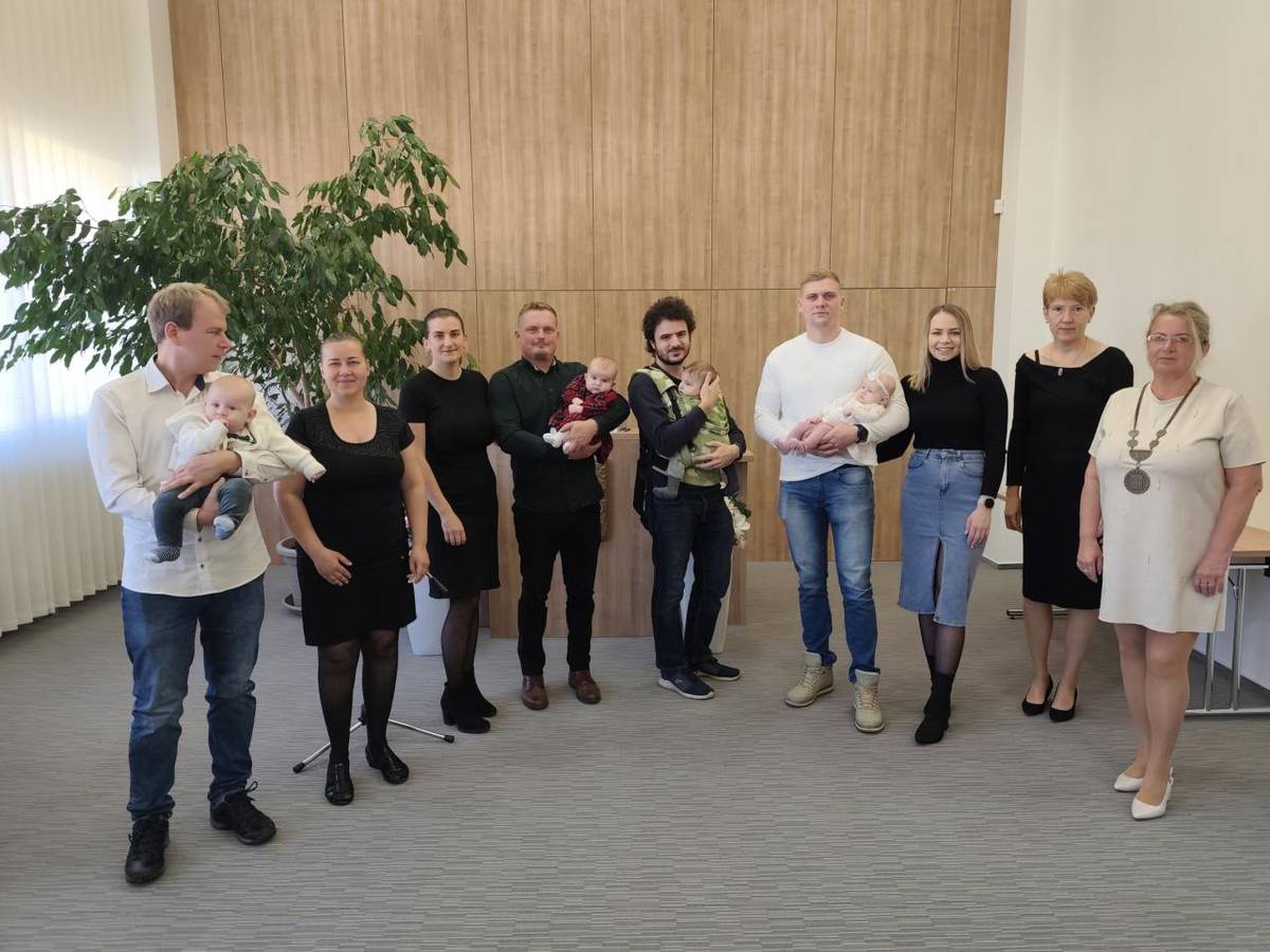 Dne 1. listopadu jsme na Obecním úřadě v Dolních Domaslavicích slavnostně přivítali do života čtyři nové občánky – dva chlapečky a dvě holčičky.  Všem rodičům srdečně gratulujeme a dětem přejeme do života hodně zdraví, štěstí a lásky.