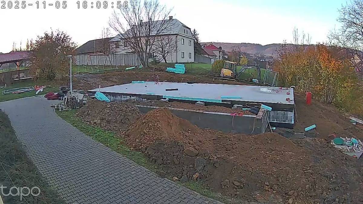 V termínu 11.–14. listopadu 2025 bude probíhat montáž nové budovy dětské skupiny na pozemku vedle Obecního domu. Práce provede společnost Vesper Homes s.r.o. a v uvedených dnech bude v okolí zvýšený pohyb montážních vozidel (denně od 6:00 do 19:00 hodin). Prosíme obyvatele  o zvýšenou opatrnost a rodiče o poučení dětí, že vstup na staveniště a jeho okolí je z bezpečnostních důvodů zakázán. Děkujeme za pochopení a trpělivost při realizaci projektu, který přinese nové zázemí pro naše nejmenší.