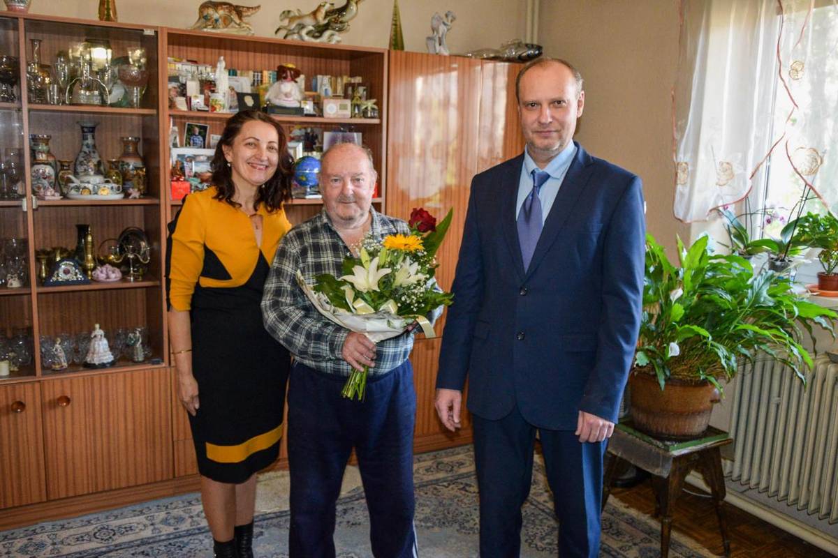 V našom meste pokračujeme v krásnej tradícii osobných gratulácií občanom pri ich významných životných jubileách. Aj tento mesiac sa uskutočnili milé stretnutia, počas ktorých zástupcovia samosprávy odovzdali blahoželania jubilantom pri príležitosti ich okrúhlych narodenín.