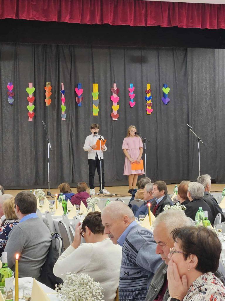 Dňa 28.10.2025 bolo škaredé upršané počasie. Vlastne celá jeseň je mokrá. V Kultúrnom dome v Sihelnom však bolo slnečno.