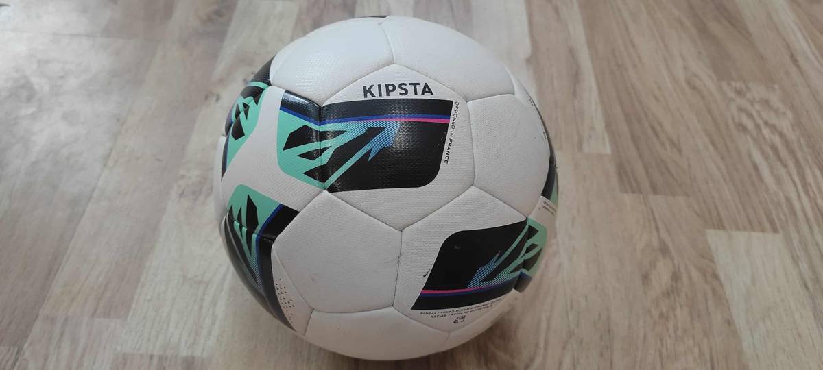 Oznamujeme občanům nález fotbalového míče (viz foto). Míč je k vyzvednutí v kanceláři obecního úřadu Krahulčí.