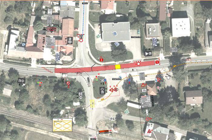 Částečná uzavírka platí na křižovatce v Hlinsku pod Hostýnem, v místě křížení silnic II/438, III43816 a III/43819 a křížení s účelovými komunikacemi. Vzhledem k nevhodným klimatickým podmínkám, které mají zásadní vliv na vyzrání podkladní recyklované vrstvy, byl termín prací prodloužen do 16. 11. 2025.  Důvodem je oprava trhlin na rekonstruovaném povrchu vozovky blízko křižovatky, které se objevily v souvislosti s výskytem spodní vody. Během stavby platí částečné omezení provozu silnice II/438 a úplné omezení provozu silnice III/43819 (směr Prusinovice). Na křížení silnic II/438 a III/43816 (směr Brusné) jsou vozidla na krátkém úseku řízena kyvadlově světelným signalizačním zařízením. Jako náhrada za uzavřenou křižovatku silnic II/438 a III 43819 je navržena objízdná trasa přes Holešov a Prusinovice. Autobusová zastávka Hlinsko pod Hostýnem zůstala v obou směrech obsloužena bez omezení.