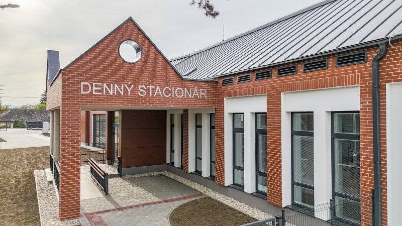 Denný stacionár mesta bude poskytovať sociálnu službu od januára 2026 fyzickej osobe, ktorá je odkázaná na pomoc inej fyzickej osoby, pričom je odkázaná na sociálnu službu v zariadení len na určitý čas počas dňa. Cieľovou skupinou denného stacionára mesta sú seniori, ktorí dovŕšili dôchodkový vek a dospelé osoby s ťažkým zdravotným postihnutím alebo s nepriaznivým zdravotným stavom.  Kontaktné informácie pre denný stacionár mesta: Adresa: Denný stacionár mesta, Tehelná ulica 1766/23, 915 01 Nové Mesto nad Váhom Tel. kontakt: 0907 323 902 Email: riaditel@dennystacionarnm.sk