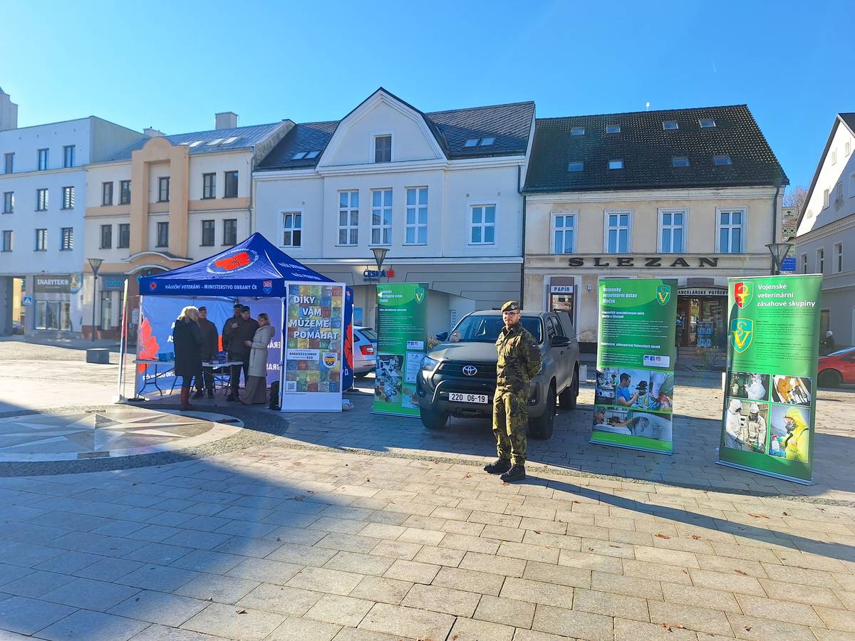 Dnes, 6. listopadu až do 15 hodin, můžete na Mírovém náměstí v Hlučíně přispět na pomoc našim válečným veteránům, vojákům a jejich rodinám, kteří se ocitli v těžkých životních situacích. Den válečných veteránů si připomínáme 11. listopadu, v den ukončení 1. světové války roku 1918, kdy bylo v 11 hodin a 11 minut podepsáno příměří u Compiègne. Symbolem úcty k padlým se stal vlčí mák , inspirovaný básní „Na flanderských polích“ od kanadského lékaře Johna McCrae. Veškerý výtěžek sbírky poputuje prostřednictvím Vojenského fondu solidarity přímo k těm, kteří naši pomoc potřebují. ❤️ Kampaň je poděkováním za odvahu, obětavost a hodnoty, na které bychom neměli zapomínat.