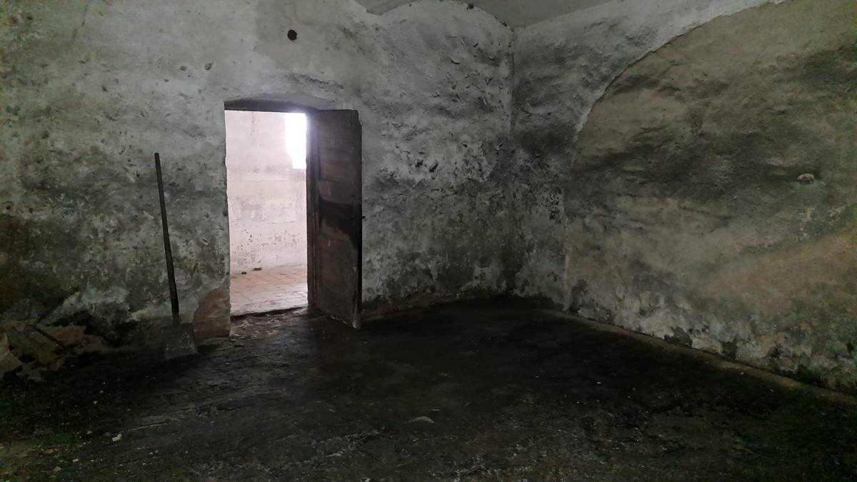 Dnes byla předána firmě Gemec Union a.s. vysoutěžená zakázka rekonstrukce suterénu Městského muzea na Rýchorském náměstí, kde se v rámci projektu „Modernizace a rozšíření Turistického a informačního centra a Městského muzea Žacléř“ bude provádět hydroizolace vnějších i vnitřních ploch, oprava sklepních místností včetně omítek i podlah, výstavbě nového sociálního zařízení, topení a elektroinstalace. Místnosti pak budou sloužit nejen pro potřeby muzea, ale také jako prostory pro různé veřejné společenské akce, aktivity spolků a také coworkingové místo (koncept pronájmu sdíleného pracovního prostoru). Na rekonstrukci byla získána od Královéhradeckého kraje dotace cca 3,6 mil. Kč a dokončena bude do 31. 7. 2026. Budova městského muzea byla postavena v letech 1912-1914 a až do roku 1949 sloužila jako Okresní soud.