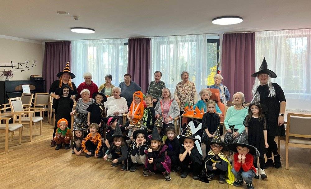 Děti ze třídy Fialka prožily krásný halloweenský den spojený s vystoupením a dílničkami v Medele. Babičky a dědečkové zářili štěstím při vystoupení dětí v krásných kostýmech a připojili se při zpěvu písní v doprovodu klavíru. 🎃 👻  U některých nezůstalo oko suché, což nás samozřejmě dojalo a potvrdilo náš záměr, že tohle má smysl. Více fotek naleznete na Facebooku:  Město Frýdlant nad Ostravicí
